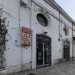 Alla sua base, tra strada San Benedetto e piazza del Ferrarese, sorgono una serie di fabbricati contraddistinti da finestroni ovali. Ospitano esercizi commerciali...
